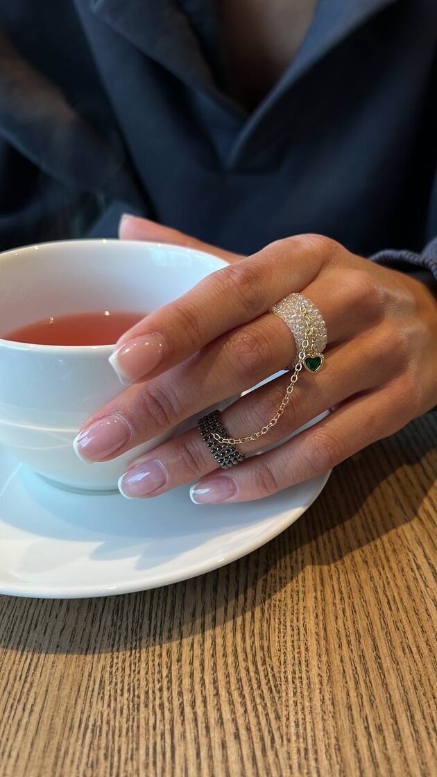 Balts cukurs ar grafītu un zaļu sirdi, piedāvājot unikālu dizainu un funkcionalitāti.