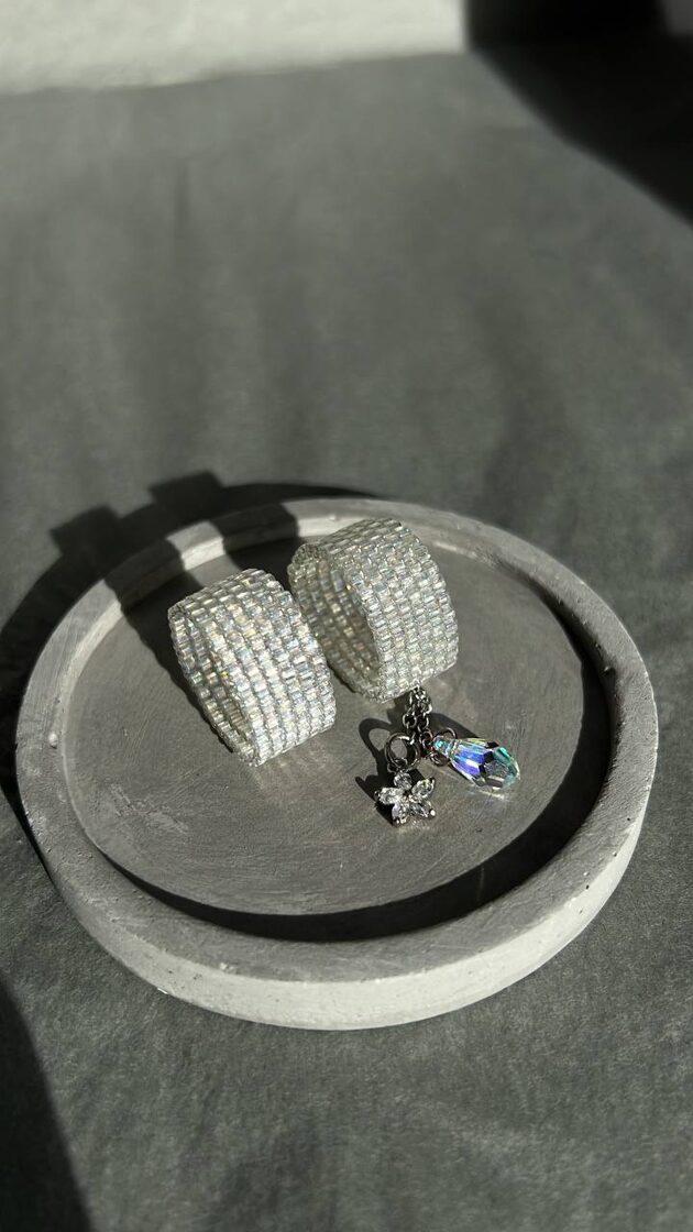 Balts cukurs ar pilienu un mazu ziedu dizainu.